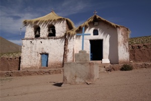 Iglesia con flequillo en el desierto de Atacama